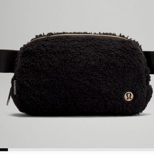 NWT: Lululemon Everywhere Belt Bag Fleece - black